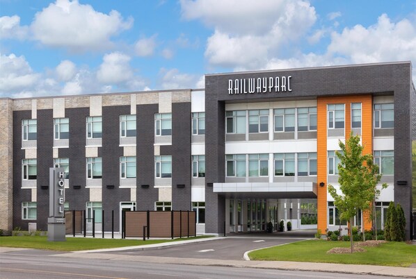 A modern hotel with a brick facade and a glass entrance. - Hotel Railwayparc Montreal, Tapestry Collection By Hilton (Montreal)