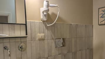 Habitación superior con 1 cama matrimonial o 2 individuales | Baño | Amenidades de baño gratuitas, secadora de cabello, toallas, jabón