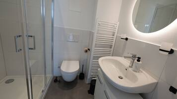 Dusche, Haartrockner, Handtücher, Seife