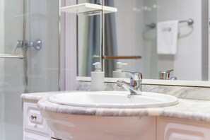 Dusche, Haartrockner, Handtücher