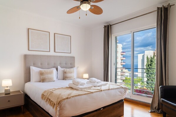 3 bedrooms, iron/ironing board, internet, bed sheets