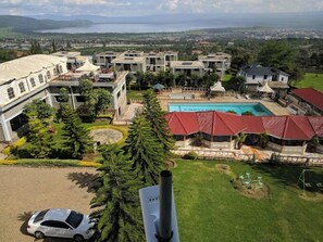 A large resort with multiple buildings, a swimming pool, and a view of the surrounding landscape. - Capital Hill Lodge (Nakuru)