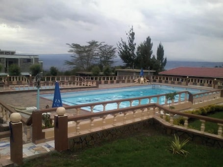 Una piscina al aire libre