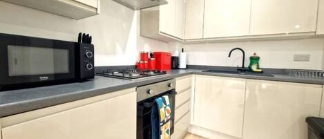 Refrigerador, microondas, horno y parrilla de estufa