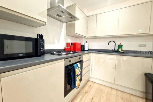 Kühlschrank, Mikrowelle, Ofen, Herdplatte