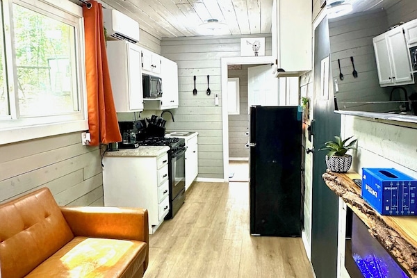 Een microgolfoven, een oven, een kookplaat