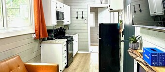 Container Home with Rooftop Deck, Amazing Views, Full Kitchen and Bath, Wi-Fi