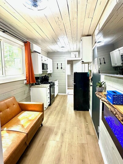 Container Home with Rooftop Deck, Amazing Views, Full Kitchen and Bath, Wi-Fi