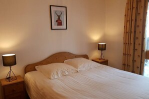 1 habitación, tabla de planchar con plancha, wifi y ropa de cama
