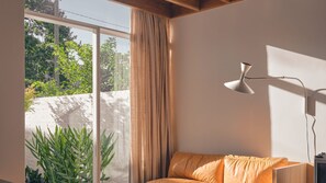 Smart TV, caminetto, libri, impianto stereo