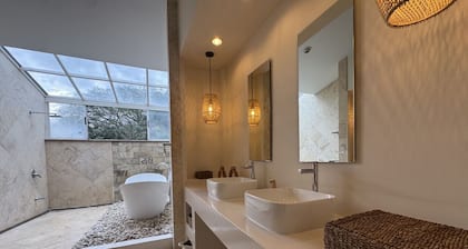 Spacious 5BR in Escazu w/Jacuzzi, Sauna & Fire Pit