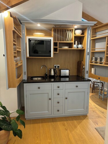 Cosy studio in the Cornish countryside.