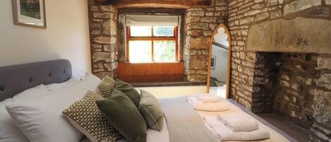 2 phòng ngủ, trang trí khác biệt