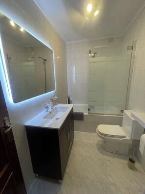 Chuveiro, secador de cabelo, toalhas de banho, sabonete
