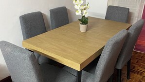 A rectangular wooden table with grey upholstered chairs. - Charming apartment in Castro (Castro-Urdiales)