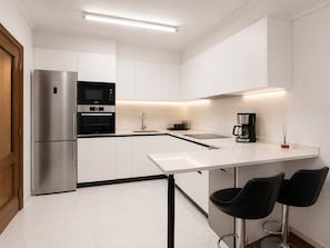 Coffee/tea maker, fridge, microwave, oven