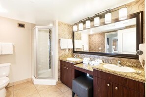 Jetted bath, hair dryer, towels, soap - National Finals RODEO- 1-BD Condo- Full Kitchen- In-suite Laundry, FREE Parking (Las Vegas)