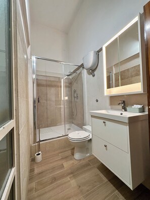 Shower, hair dryer, towels, soap - Elegant holiday home situated in Salerno, city centre, a few km from Amalficoast (Salerno)