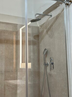Een douche, een haardroger, handdoeken, zeep