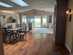 Dining - Spacious Family Friendly Retreat (Bothell)