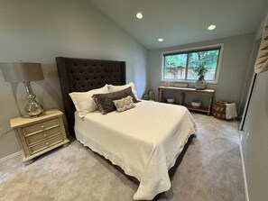3 bedrooms, desk, iron/ironing board, travel cot - Spacious Family Friendly Retreat (Bothell)