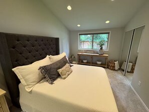 3 chambres, bureau, fer et planche à repasser, lit parapluie