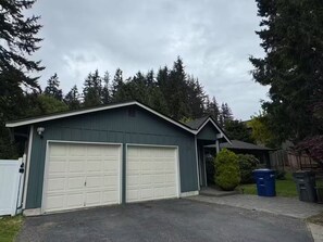 Exterior - Spacious Family Friendly Retreat (Bothell)
