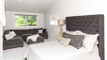 3 bedrooms, desk, iron/ironing board, travel crib