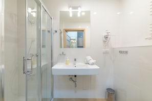 Douche, sèche-cheveux, serviettes fournies, savon