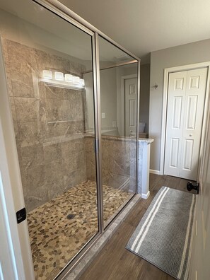 Douche, sèche-cheveux, serviettes fournies, savon