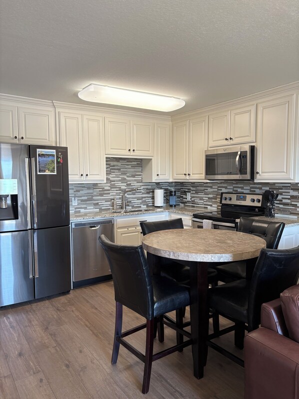 Réfrigérateur, micro-ondes, four, plaque de cuisson