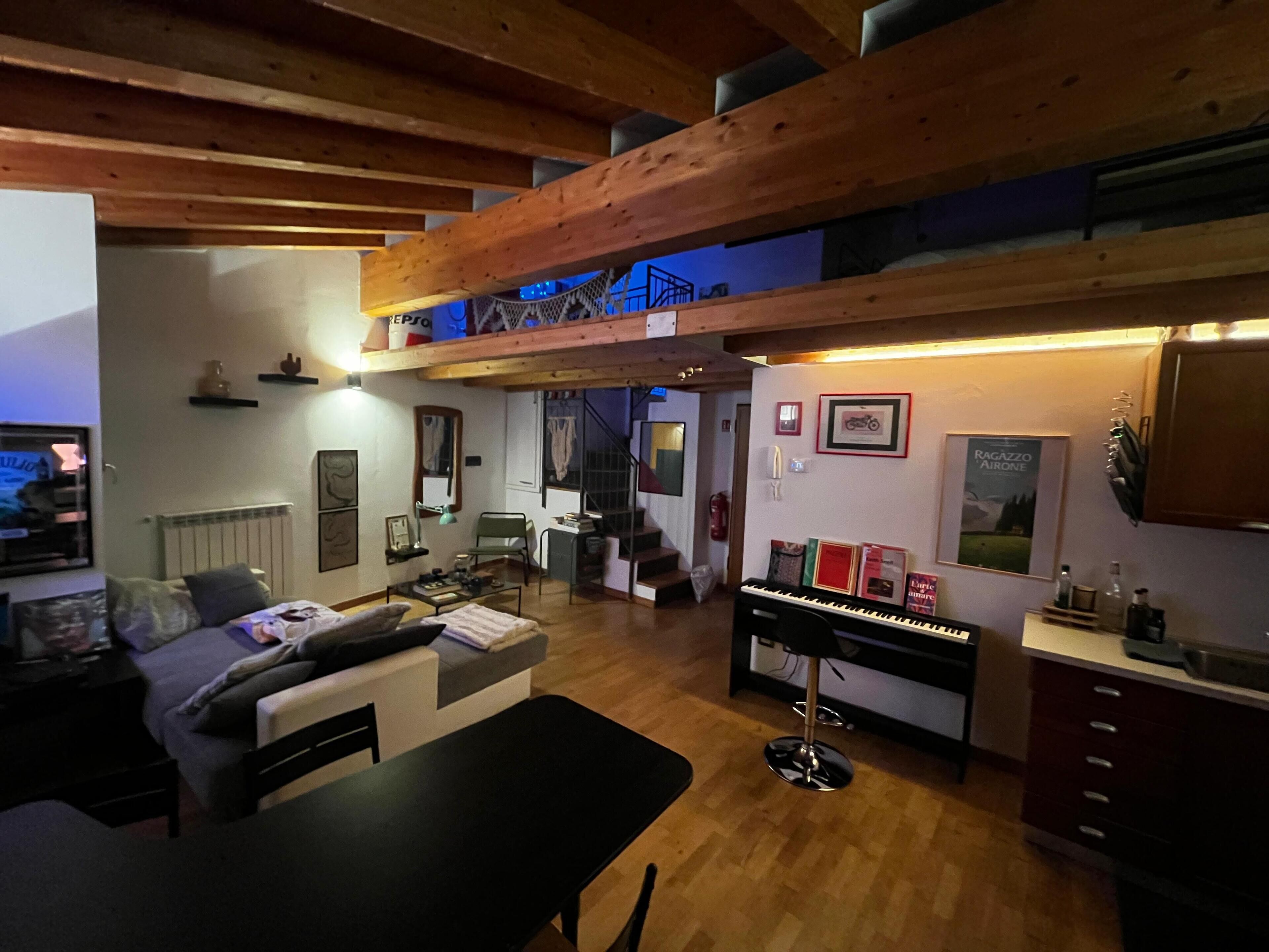 TV connectée, livres, médiathèque, chaîne hi-fi