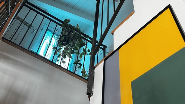 A staircase with wooden beams and metal railings, leading to a balcony with a view of greenery. - Apartment in the heart of the Valtellina, in an 18th century farmhouse. (Morbegno)