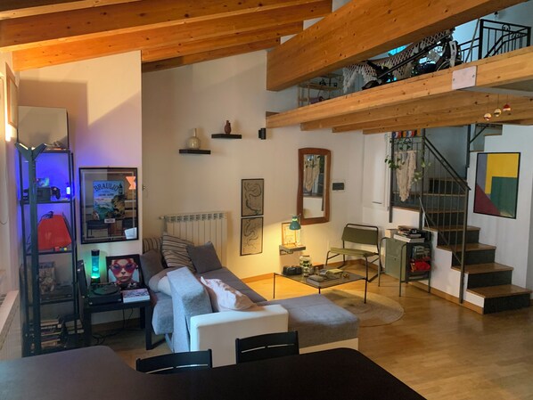 Smart-TV, Bücher, Musikbibliothek, Stereoanlage