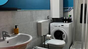 SĂšche-cheveux, serviettes fournies, savon, papier toilette