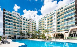 Una piscina al aire libre