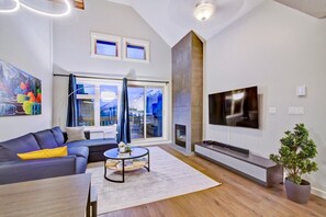 TV, fireplace, offices - The Solstice Loft -2 Bed/2 Bath Luxurious Penthouse (Canmore)