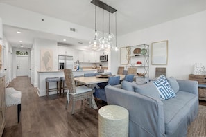 Apartment, Mehrere Betten (Redfish Village M2321- Changes in Lat) | Wohnbereich | Fernseher