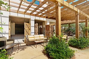 コンドミニアム ベッド (複数台) (Redfish Village M2321- Changes in Lat) | テラス / パティオ