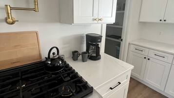 Een koelkast, een oven, een kookplaat, een vaatwasser