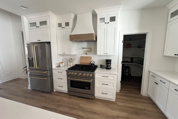 Frigorífico, horno, placa de cocina y lavavajillas