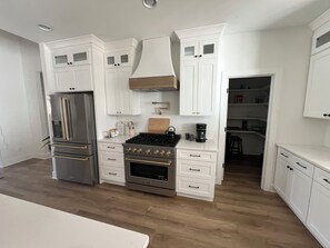 Refrigerador, horno, parrilla de estufa y lavavajillas 