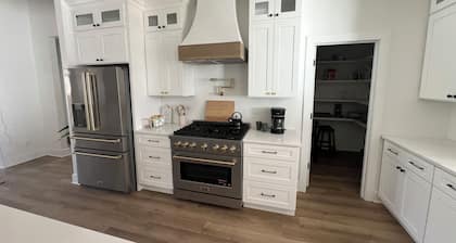 New Construction 4-bedroom Modern Farmhouse house in charming Kalamazoo withWiFi