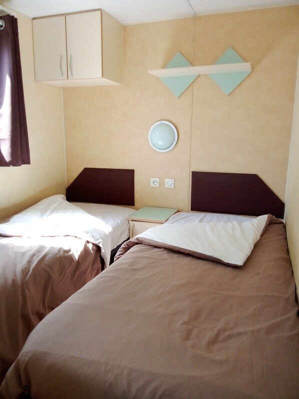 2 bedrooms, bed sheets