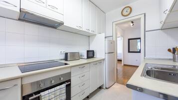 Frigorífico, microondas, horno y lavavajillas