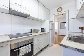 Kylskåp, mikrovågsugn, ugn och diskmaskin