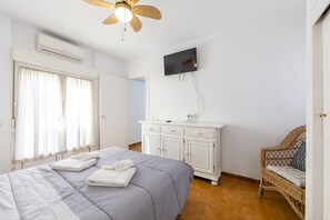 1 habitación, tabla de planchar con plancha, wifi gratis y ropa de cama