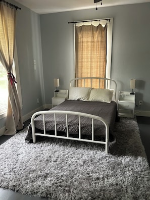 5 bedrooms, iron/ironing board, WiFi, bed sheets