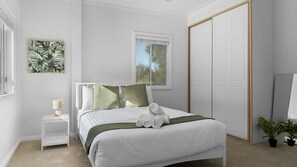 4 bedrooms, desk, free WiFi, bed sheets - The Lazy Mimosa Beach Escape Fishing, Bikes & Cozy Firepit (Budgewoi)