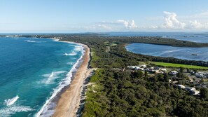 Beach nearby - The Lazy Mimosa Beach Escape Fishing, Bikes & Cozy Firepit (Budgewoi)